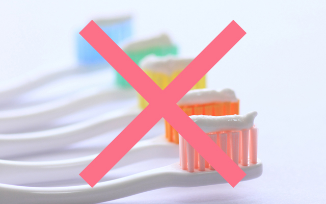 歯石は歯磨きでは落とせない石になるため、歯科医院で専用の器具を使用したクリーニングで歯石を落とす必要があります